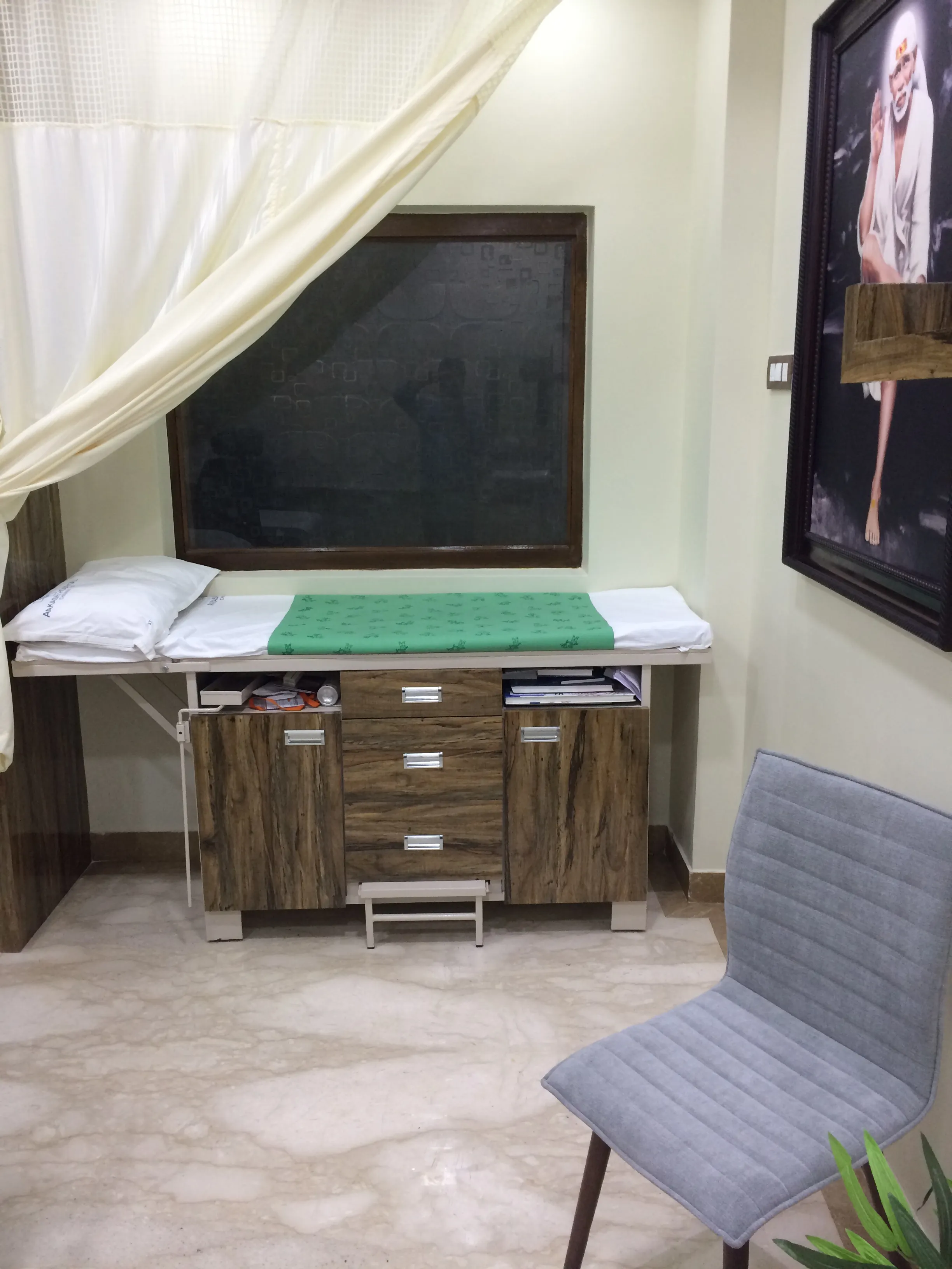 Doctor's Consultation Room with 3D Panel Wall Dental Clinic Design Desk and Decor 