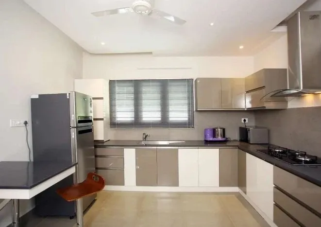 U-Shaped Modular Kitchen with Wooden Ceiling Beams & Breakfast Island Modular Kitchen Desk and Decor 