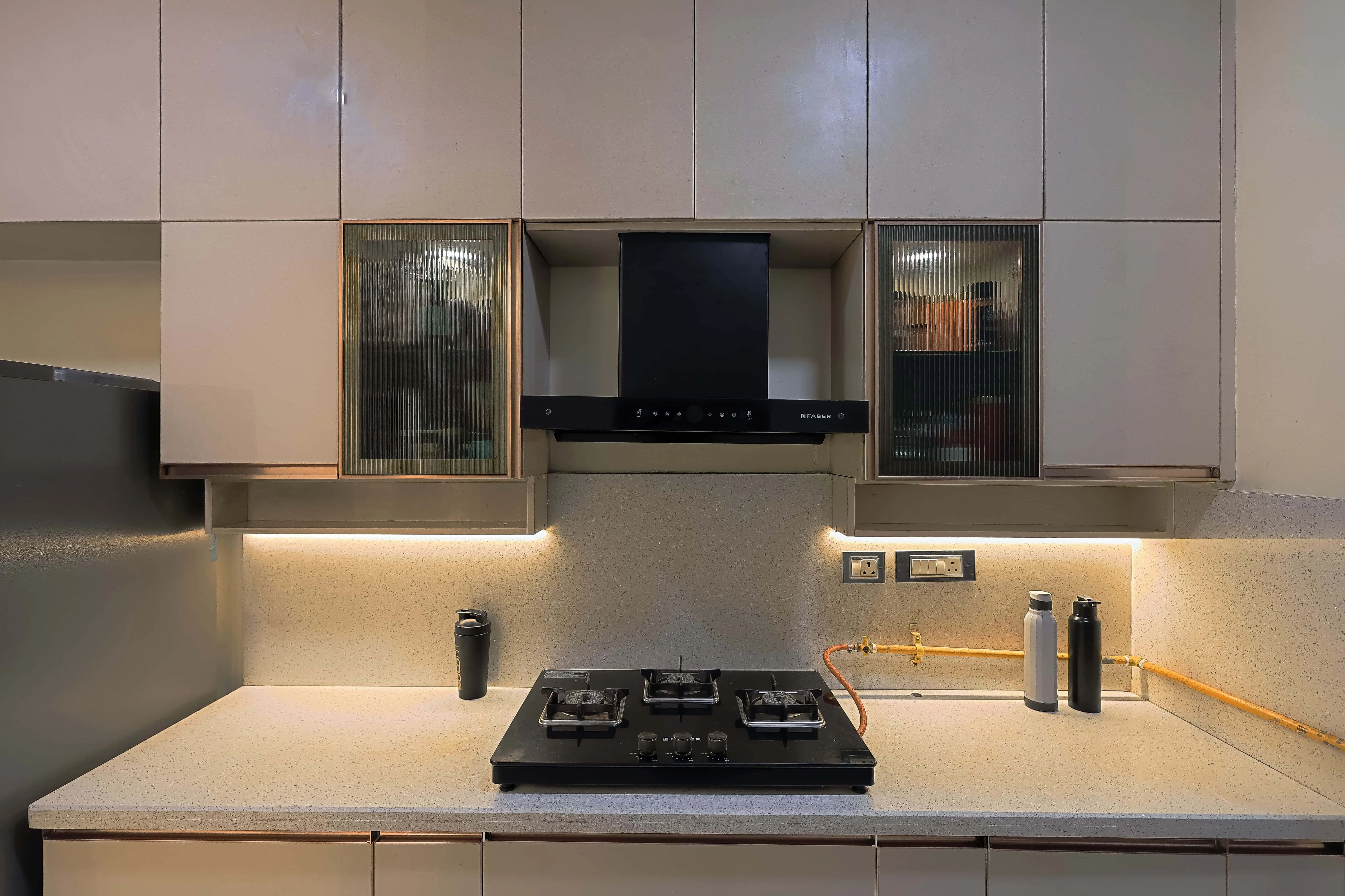 Modern Modular Kitchen -Mr.Ronak Residence ( Baashyaam ) Modular Kitchen Desk and Decor 