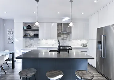 Modern Wooden Modular Kitchen with Black Countertop & Island Modular Kitchen Desk and Decor 