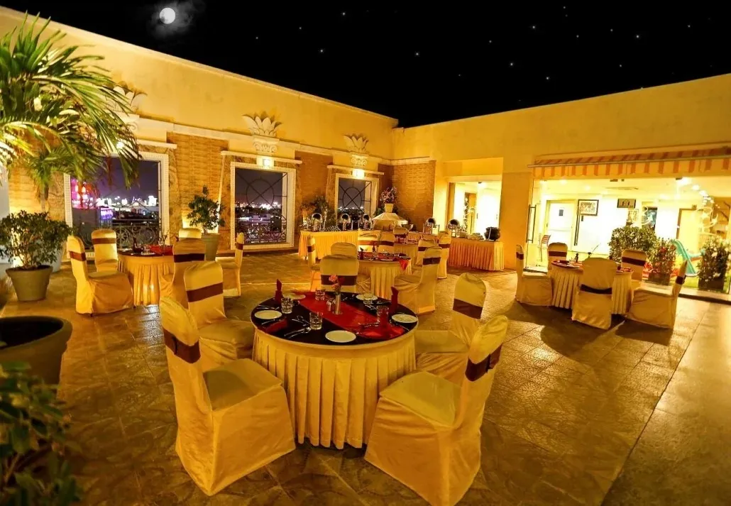 Banquet Hall / Wedding Function Hall Luxury Hotel Lobby Design Desk and Decor 