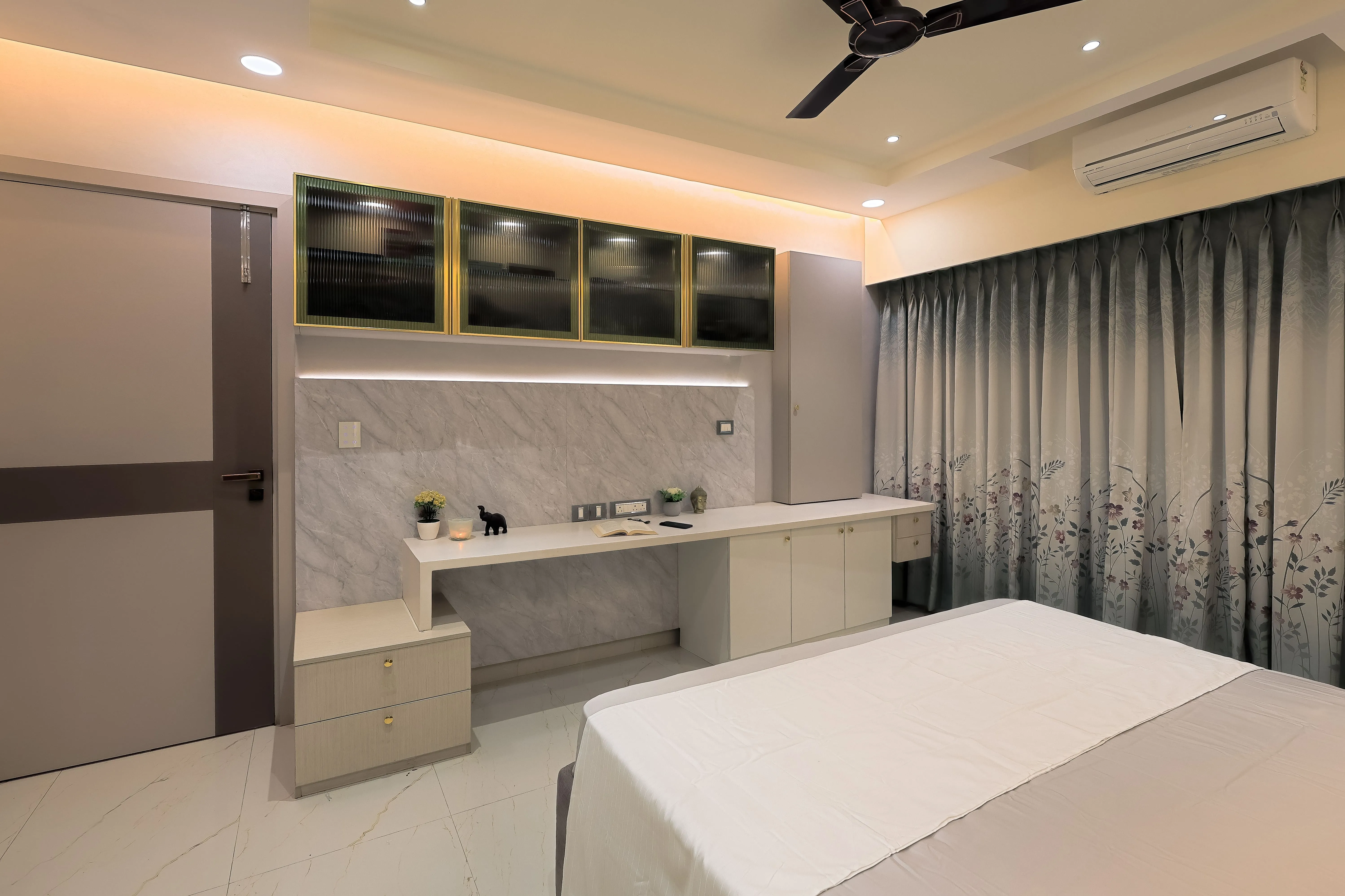 Serene Retreat - Mr.Ronak Residence ( Baashyaam ) Modern Bedroom Desk and Decor 