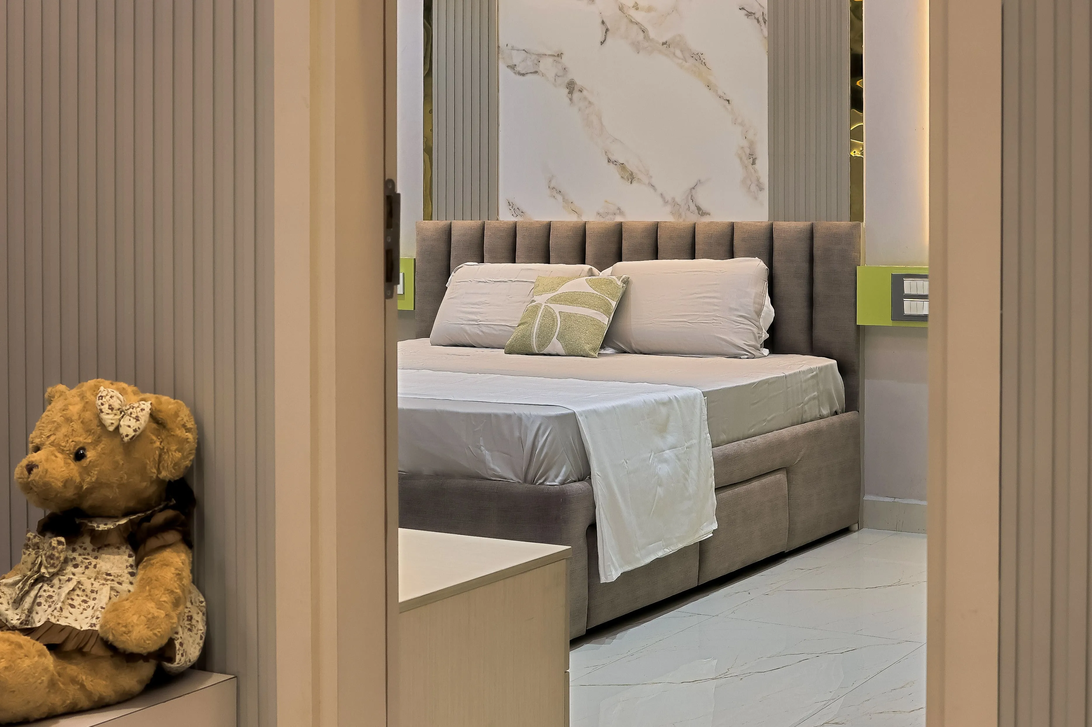 Serene Retreat - Mr.Ronak Residence ( Baashyaam ) Modern Bedroom Desk and Decor 