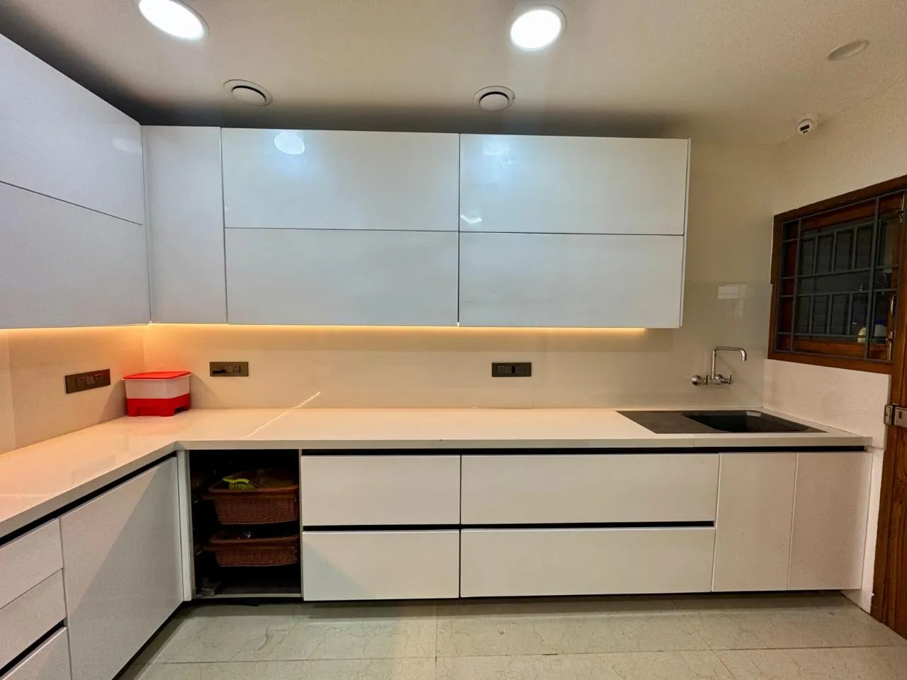 Stainless Steel Kitchen SS Kitchen Desk and Decor 