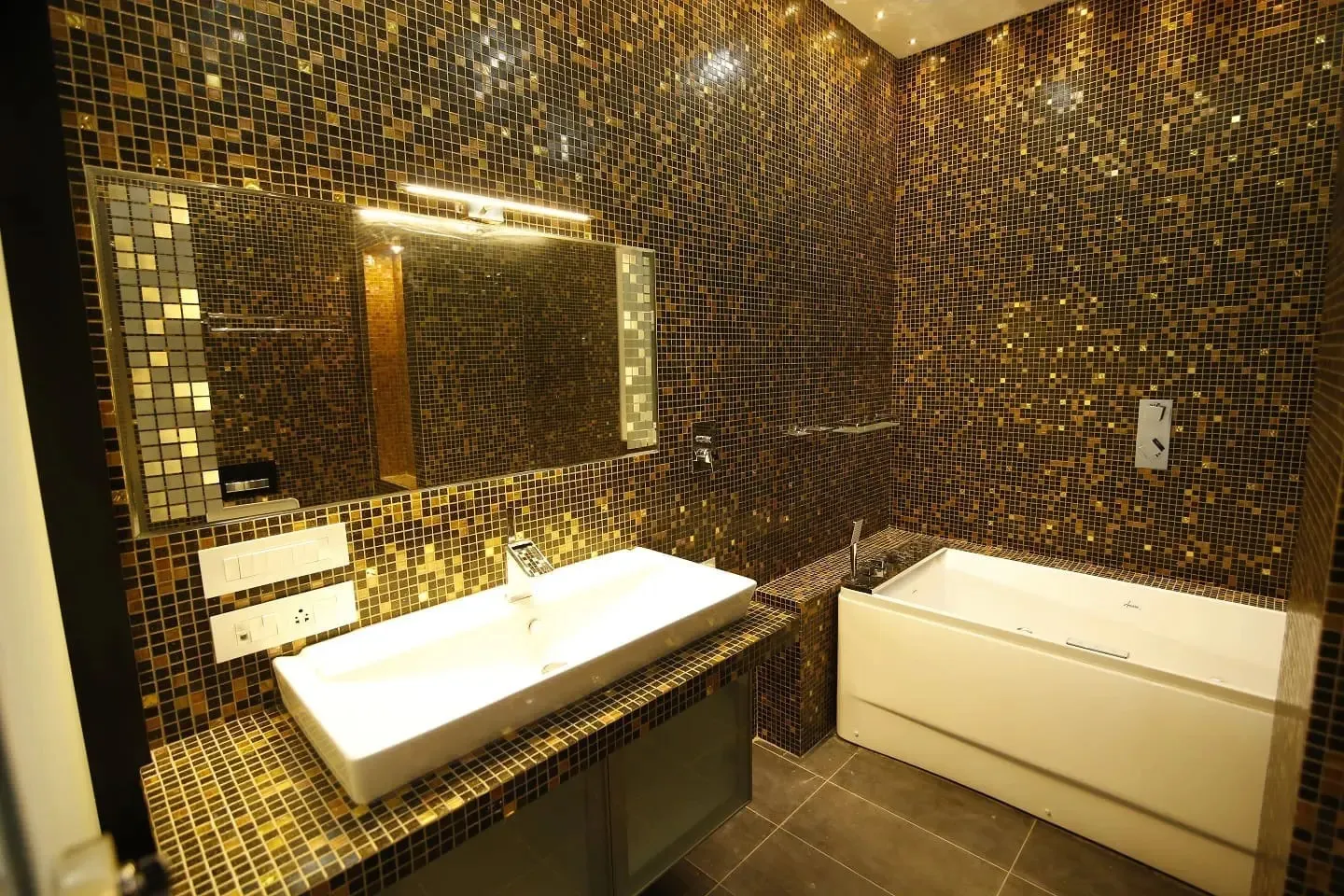 Luxury Bathroom with Backlit LED Mirror & Pedestal Basin Spa Style Bathroom Desk and Decor 