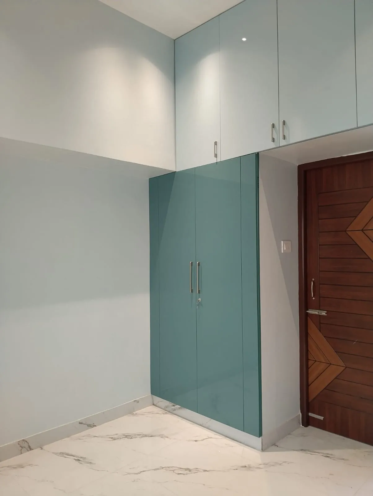 "Contemporary Minimalist: Floor-to-Ceiling Teal High-Gloss Hinged Wardrobe" Hinged Wardrobes Desk and Decor 
