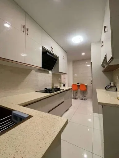 U-Shaped Modular Kitchen with Wooden Ceiling Beams & Breakfast Island Modular Kitchen Desk and Decor 