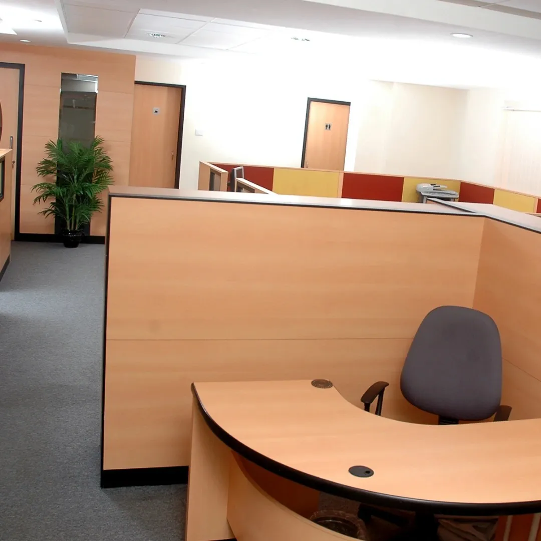 Commercial Office Cubicle Workstation Cabin-Based Office Layout Desk and Decor 