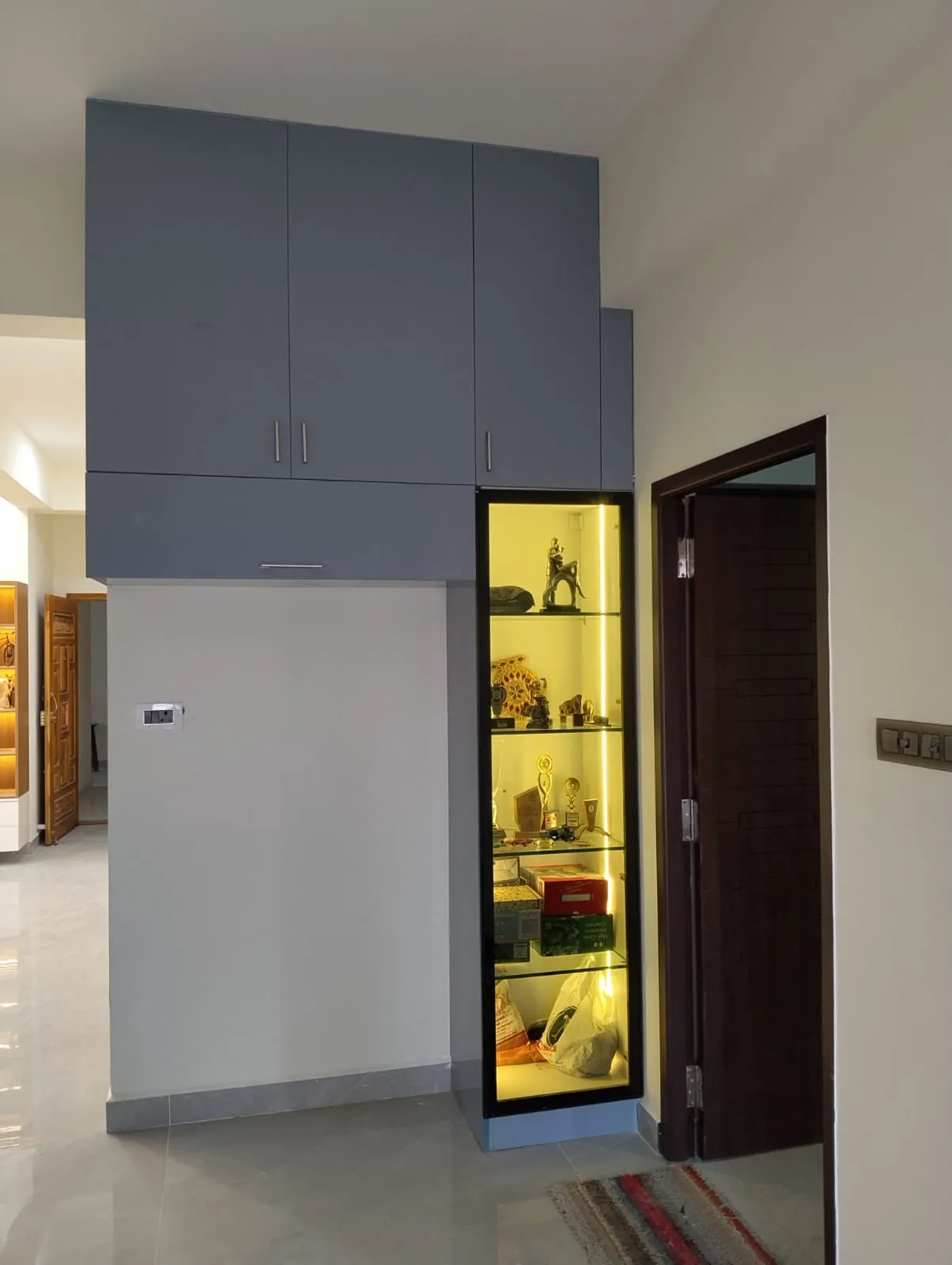 Modern Minimalist Floor-to-Ceiling Built-in Crockery Unit with Profile-Lit Glass Showcase Crockery Units Desk and Decor 