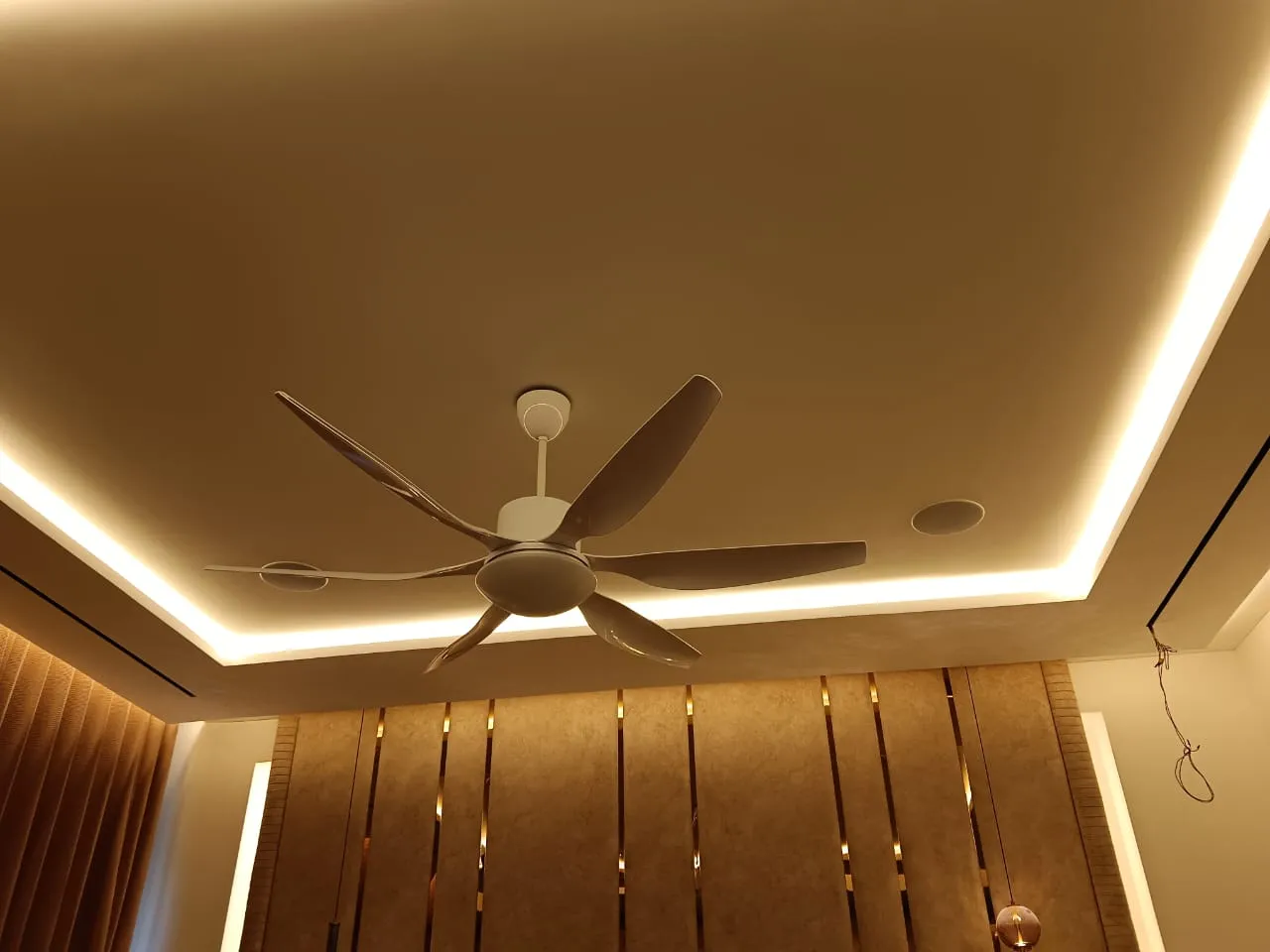 False Ceiling with Cove LED Lighting & 6-Blade Designer Ceiling Fan Architectural False Ceiling & Lighting Desk and Decor 