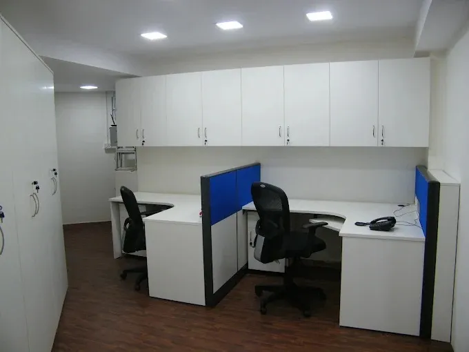 L-Shaped Modular Workstation / Cubicle Desk Cabin-Based Office Layout Desk and Decor 