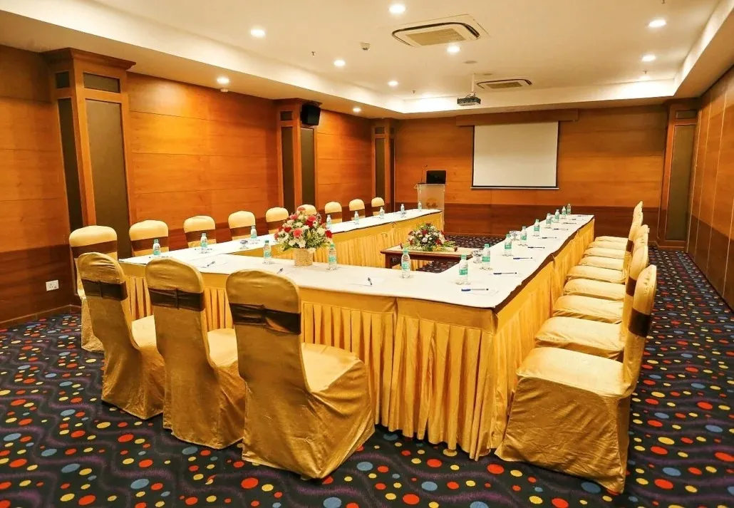 Banquet Hall / Wedding Function Hall Luxury Hotel Lobby Design Desk and Decor 