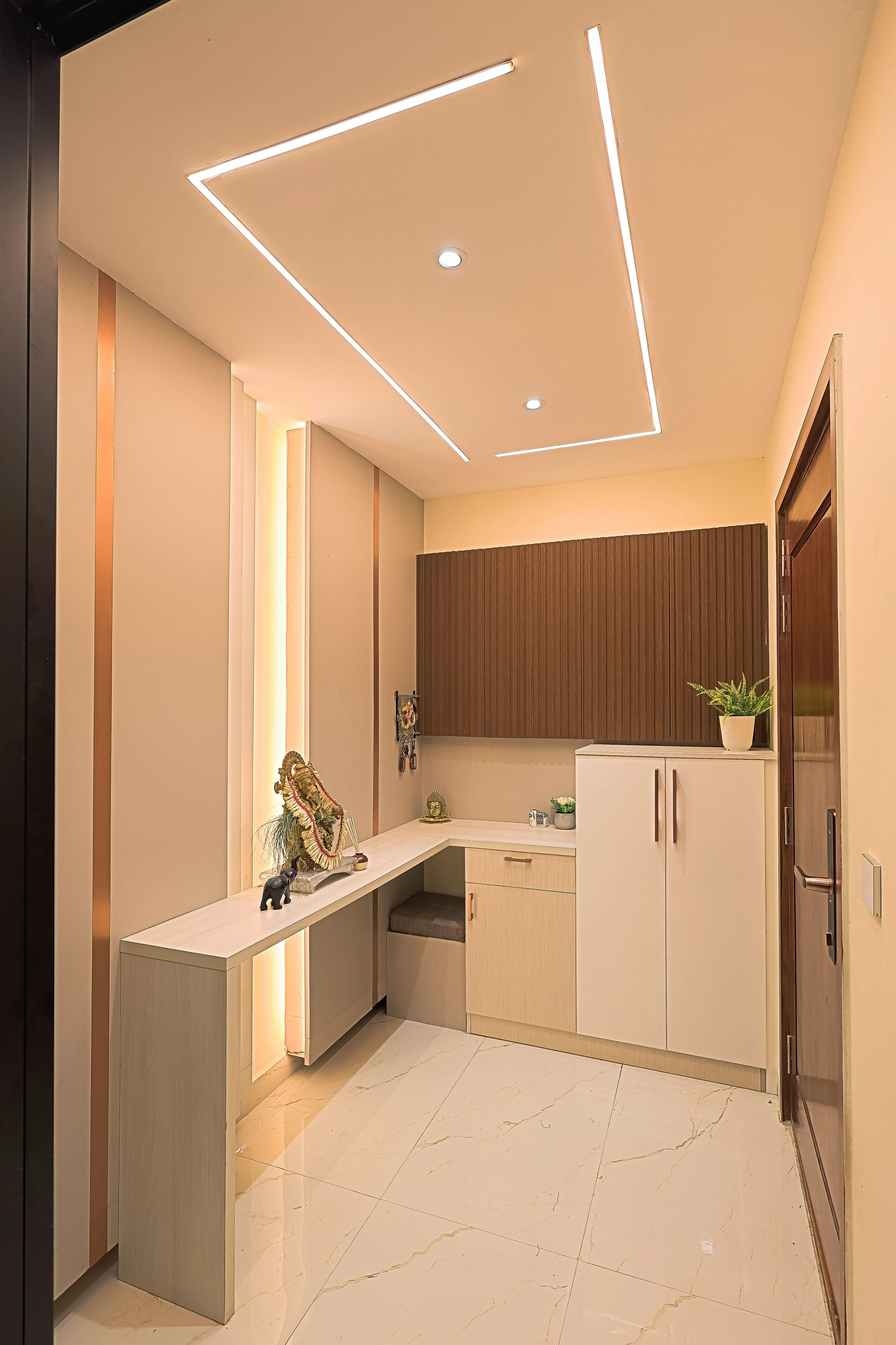Grand Entrance - Mr.Ronak Residence ( Baashyaam ) Entryway Console Tables Desk and Decor 