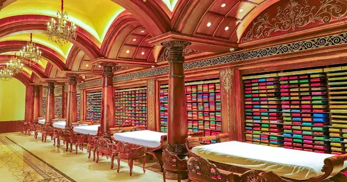 Luxury Jewellery Showroom Interior Premium Showcase Units Desk and Decor 
