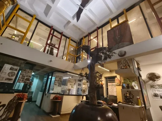 Double-Height Design Studio with Mezzanine & Artistic Display with Modern Office Designs at Deskanddecor