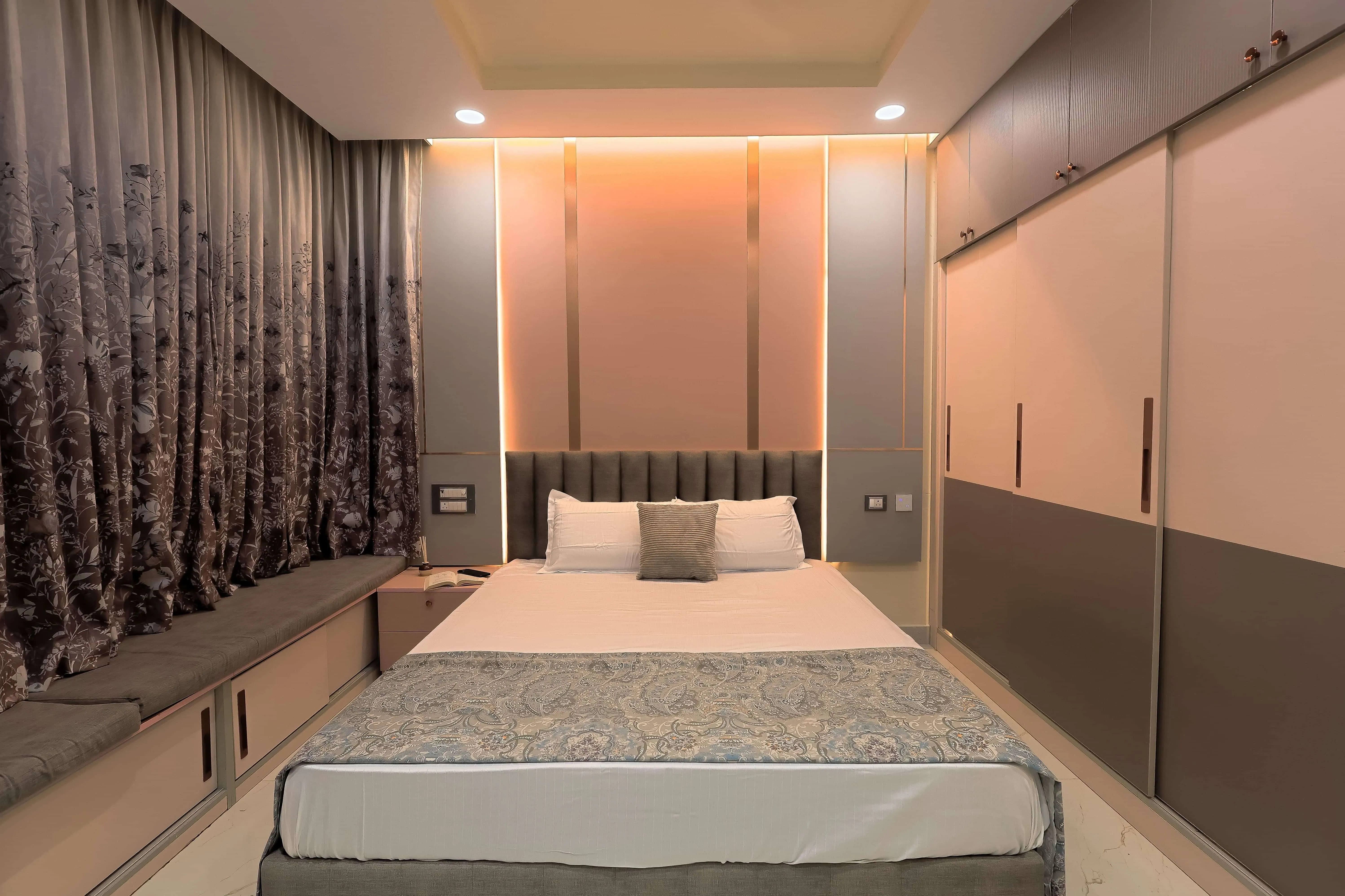 Luminous Luxe - Mr.Ronak Residence ( Baashyaam ) with Modern Bedroom at Deskanddecor