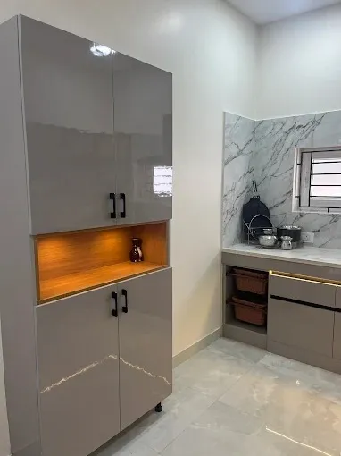 Modular Kitchen with Tall Storage Unit & Marble Backsplash with Modular Kitchen at Deskanddecor